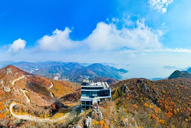 Take a cable car and enjoy a panoramic view of Geoje Island while enjoying the refreshing wind from the 580-meter-high observatory!